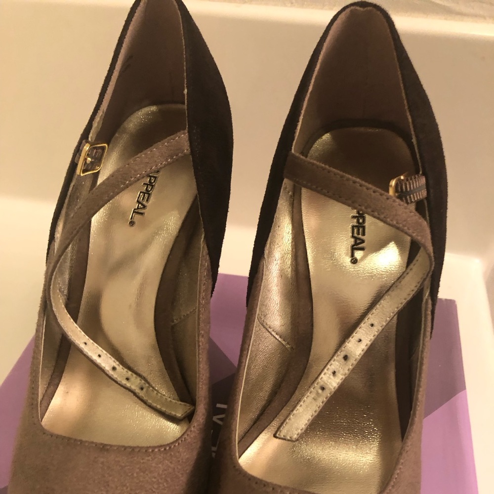 Peep toe pumps